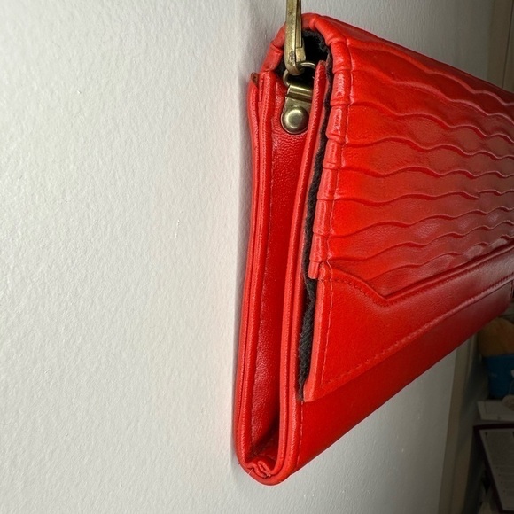 Clutch crossbody shoulder bag purse red removable strap envelope snap closure​​ - Picture 12 of 13